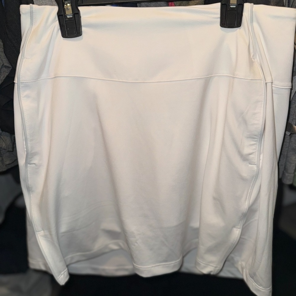 Nike dry fit NWT White tennis 🎾 Athletic Skirt has pockets and shorts built in.